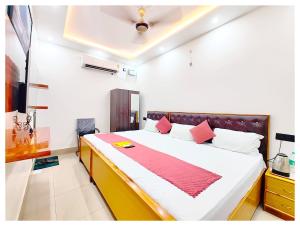 HOTEL SHREE MATESHWARI # PALACE Near Ramjanambhoomi - Shri Hanuman Garhi Mandir 800M & Ayodhya Dham Junction Railway Station - Fully Air Conditioning Rooms - Free Wifi & Parking Facilities - Excellent Customer Service客房内的一张或多张床位