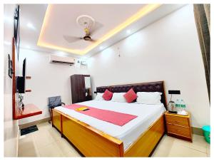 HOTEL SHREE MATESHWARI # PALACE Near Ramjanambhoomi - Shri Hanuman Garhi Mandir 800M & Ayodhya Dham Junction Railway Station - Fully Air Conditioning Rooms - Free Wifi & Parking Facilities - Excellent Customer Service客房内的一张或多张床位