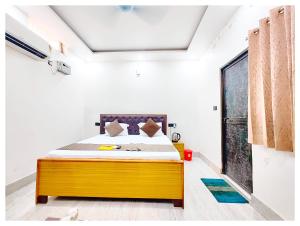 HOTEL SHREE MATESHWARI # PALACE Near Ramjanambhoomi - Shri Hanuman Garhi Mandir 800M & Ayodhya Dham Junction Railway Station - Fully Air Conditioning Rooms - Free Wifi & Parking Facilities - Excellent Customer Service客房内的一张或多张床位