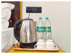 HOTEL SHREE MATESHWARI # PALACE Near Ramjanambhoomi - Shri Hanuman Garhi Mandir 800M & Ayodhya Dham Junction Railway Station - Fully Air Conditioning Rooms - Free Wifi & Parking Facilities - Excellent Customer Service的咖啡和沏茶工具