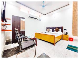 HOTEL SHREE MATESHWARI # PALACE Near Ramjanambhoomi - Shri Hanuman Garhi Mandir 800M & Ayodhya Dham Junction Railway Station - Fully Air Conditioning Rooms - Free Wifi & Parking Facilities - Excellent Customer Service客房内的一张或多张床位