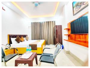 HOTEL SHREE MATESHWARI # PALACE Near Ramjanambhoomi - Shri Hanuman Garhi Mandir 800M & Ayodhya Dham Junction Railway Station - Fully Air Conditioning Rooms - Free Wifi & Parking Facilities - Excellent Customer Service的电视和/或娱乐中心