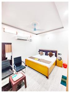 HOTEL SHREE MATESHWARI # PALACE Near Ramjanambhoomi - Shri Hanuman Garhi Mandir 800M & Ayodhya Dham Junction Railway Station - Fully Air Conditioning Rooms - Free Wifi & Parking Facilities - Excellent Customer Service客房内的一张或多张床位