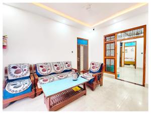 HOTEL SHREE MATESHWARI # PALACE Near Ramjanambhoomi - Shri Hanuman Garhi Mandir 800M & Ayodhya Dham Junction Railway Station - Fully Air Conditioning Rooms - Free Wifi & Parking Facilities - Excellent Customer Service的休息区