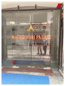 AyodhyaHOTEL SHREE MATESHWARI # PALACE Near Ramjanambhoomi - Shri Hanuman Garhi Mandir 800M & Ayodhya Dham Junction Railway Station - Fully Air Conditioning Rooms - Free Wifi & Parking Facilities - Excellent Customer Service的存储窗口中一个人的反射 更多16张照片