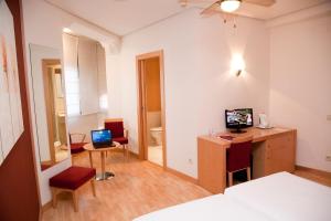 TV a/nebo společenská místnost v ubytování Hostal Navarra