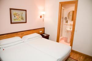 Postel nebo postele na pokoji v ubytování Hostal Navarra