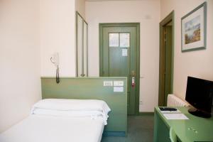 Postel nebo postele na pokoji v ubytování Hostal Navarra
