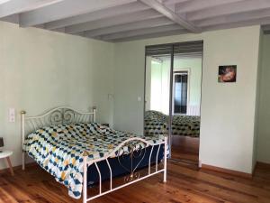 un dormitorio con una cama y un espejo en Gîte le Laurier, en Saint-James