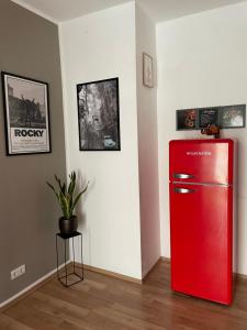 a red refrigerator in the corner of a room at Zuhause auf Zeit Ruhige Lage Parkplatz Wifi in Braunschweig