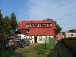 Gedung tempat guest house berlokasi
