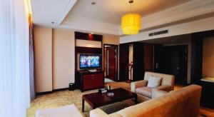 Un televizor și/sau centru de divertisment la Huangshan Shuguang Yusong Hotel
