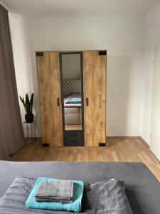 a bedroom with a bed with a large mirror at Zuhause auf Zeit Ruhige Lage Parkplatz Wifi in Braunschweig