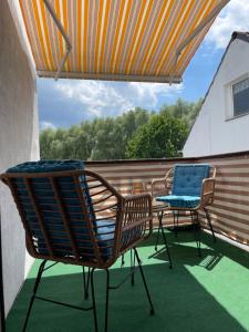 a patio with two chairs and a table on a porch at Zuhause auf Zeit Ruhige Lage Parkplatz Wifi in Braunschweig