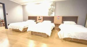 Postel nebo postele na pokoji v ubytování GreenTree Inn Yixing Zhangzhu Express Hotel