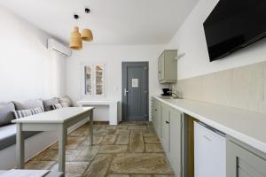 Η κουζίνα ή μικρή κουζίνα στο Phaedrus Living Paros Cycladic Residences 1