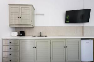 Η κουζίνα ή μικρή κουζίνα στο Phaedrus Living Paros Cycladic Residences 1