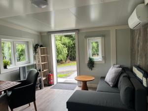 a living room with a couch and a table at Zwart Pareltje in Kiel