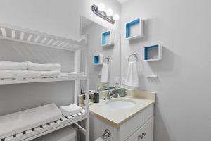Ένα μπάνιο στο Modern 3BR Home Ideal for Groups, Prime Location +27 φωτογραφίες