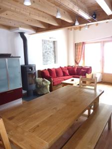 un salon avec une table en bois et un canapé dans l'établissement Les Cabasses 8 - Housing in a village house, à Villar-dʼArêne