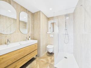 een badkamer met een wastafel, een toilet en een douche bij Résidence Aigue Marine in Coti-Chiavari