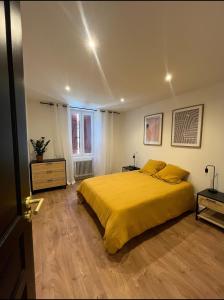 Postel nebo postele na pokoji v ubytování Logement au cœur de la Vallée de la Dordogne