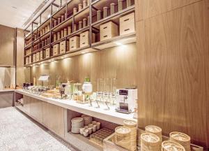 eine Küche mit einem Tresen mit einem aasteryasteryasteryasteryasteryasteryasteryasteryasterja in der Unterkunft Echarm Hotel Qionghai Wanquan River in Qionghai