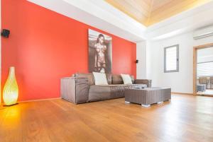 Χώρος καθιστικού στο Regal Villa with Two Private Pools +23 φωτογραφίες