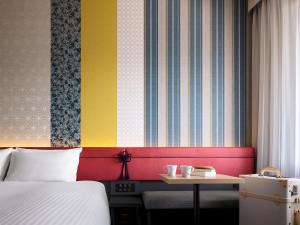 a hotel room with a bed and a table with a bed sidx sidx at Mitsui Garden Hotel Kyoto Shijo in Kyoto