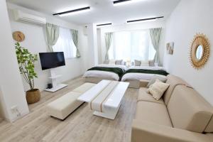 - un salon blanc avec 2 lits et un canapé dans l'établissement Oliver 501, à Tokyo