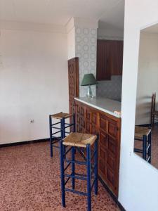a kitchen with two stools and a counter top at Appartement Roses 5 couchages, balcon avec vue panoramique, parking in Roses