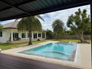 a swimming pool in the backyard of a house at Arom Pool Villa Pattaya 1 in Na Jomtien +29 photos