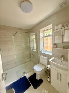 Bilik mandi di Separate One Bedroom Large Apartment in Slough