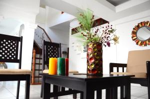 un tavolo con un vaso sopra di Hotel Baltsol a Managua