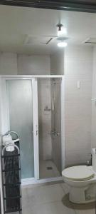 une salle de bain avec une douche avec des toilettes et un lavabo dans l'établissement Mountain and City View 1Bedroom Condo, à Baguio