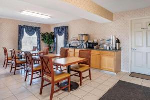 Afbeelding uit fotogalerij van Econo Lodge Pearl - Jackson in Pearl