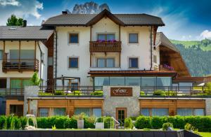 Nespecifikovaný výhled na hory nebo výhled na hory při pohledu z hotelu