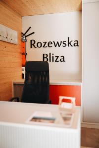 biuro z napisem rolexiya blika w obiekcie Rozewska Bliza Domki Letniskowe w Jastrzębiej Górze