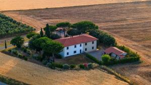 een luchtbeeld van een huis in het midden van een veld bij Agriturismo I Debbi in Bibbona +58 foto's