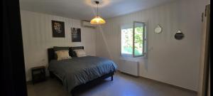 Ένα ή περισσότερα κρεβάτια σε δωμάτιο στο Maison de campagne