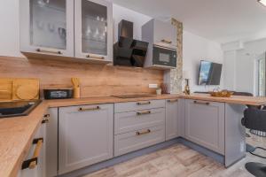 Η κουζίνα ή μικρή κουζίνα στο Apartman ALEXANDRA