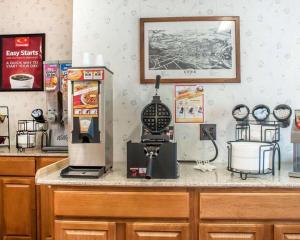 a kitchen counter with a machine on top of it at Econo Lodge Cuba I-86 in Cuba +54 photos
