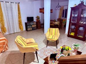 Una sala de estar con dos sillas y un sofá. en I mori di Sicilia Relais Charme, en Altavilla Milicia