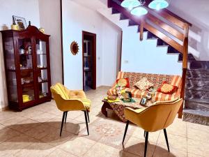una sala de estar con un sofá y dos sillas en I mori di Sicilia Relais Charme, en Altavilla Milicia