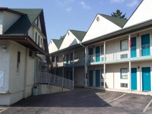 a row of apartment buildings with a parking lot at Grannys Motel Frackville in Frackville