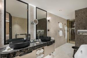 A bathroom at Kempinski Hotel Corvinus Budapest