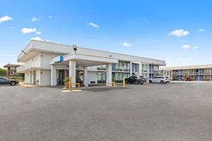 a large building with cars parked in a parking lot at Rodeway Inn in West Memphis