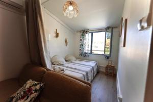 Rúm í herbergi á Appartement COCO T4 en R+1 proche du lagon