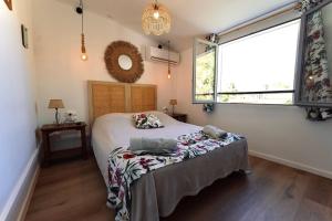 Rúm í herbergi á Appartement COCO T4 en R+1 proche du lagon