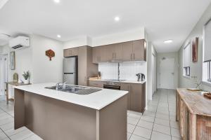 Kuchyň nebo kuchyňský kout v ubytování Two-Bedroom Apartment in Cairns City Centre